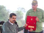 El presidente venezolano, Nicol&aacute;s Maduro, muestra un lingote de oro durante un acto. 