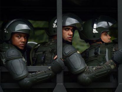 Soldados do Ex&eacute;rcito escoltando a equipe inglesa no Rio.