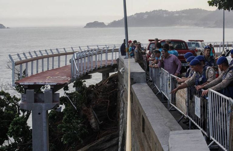 Ciclovia Tim Maia, no Rio, desabou na quinta-feira após ser atingida por uma onda.