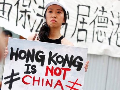 Manifestante protestam neste domingo, em Hong Kong, contra a nova lei de extradição à China. No vídeo, imagens da marcha.