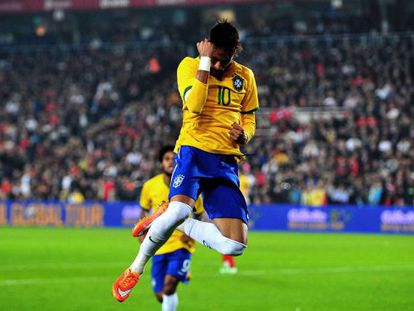 Neymar comemora um gol contra a Turquia.