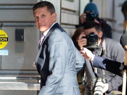 O general Michael Flynn, primeiro conselheiro de Segurança Nacional de Trump, ao chegar ao tribunal de Washington onde sua sentença seria anunciada, em 2018.