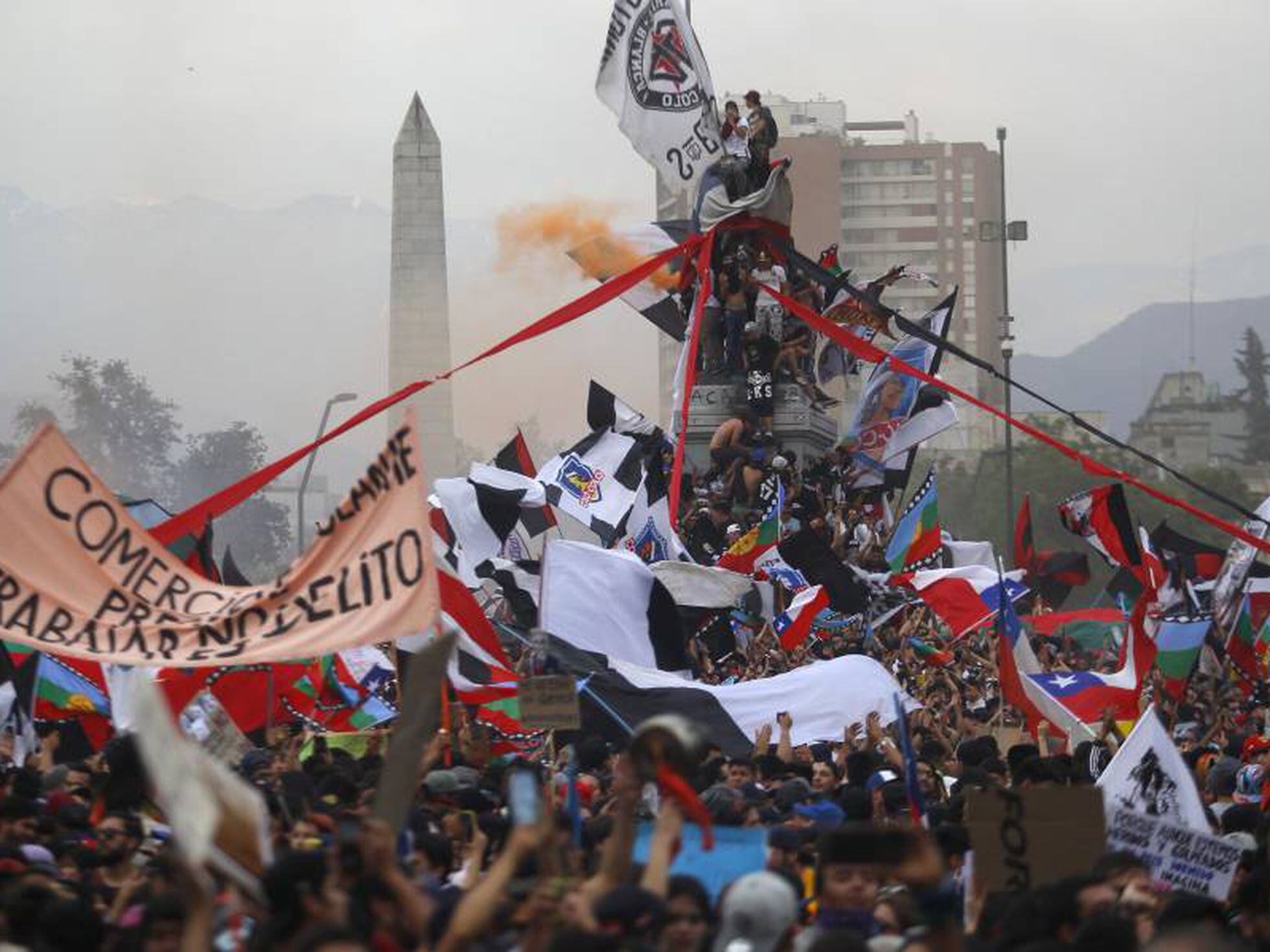 O CHILE ACORDOU. O povo luta nas ruas contra o…