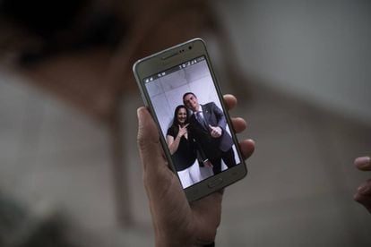 Sônia Bisola mostra uma foto junto a seu amigo Jair Bolsonaro.