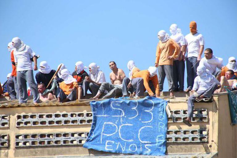 Detentos rebelados na penitenciária de Cascavel, no Paraná.