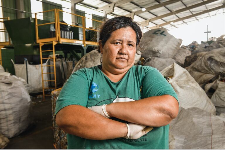 Alessandra Morais, 47, no galpão paralisado de uma cooperativa de reciclagem em Poá, São Paulo.