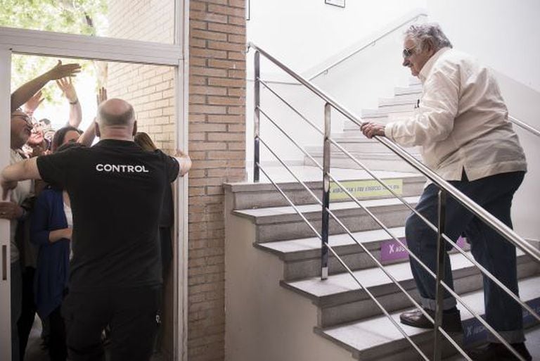 Mujica observa as pessoas que não puderam entrar.