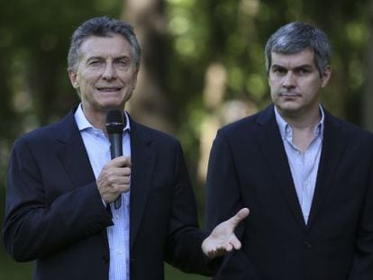 O presidente da Argentina, Mauricio Macri, e seu chefe de Gabinete de Ministros, Marcos Peña, o encarregado de anunciar a reforma dos meios.