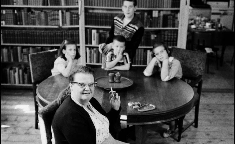 A escritora norte-americana Shirley Jackson com seus quatro filhos, em sua casa, em 1956