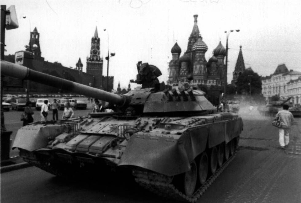 Tanques soviéticos na praça do Kremlin em agosto de 1991.