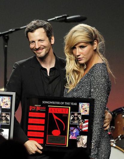 Dr. Luke e Kesha, durante uma entrega de prêmios em Los Angeles em 2011.