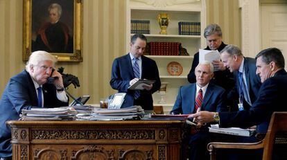 Da esquerda para a direita, Donald Trump; o chefe de gabinete, Reince Priebus; o vice-presidente Mike Pence; o estrategista-chefe, Steve Bannon, o porta-voz, Sean Spicer, e o ex-Conselheiro de Segurança Nacional, Michael Flynn.