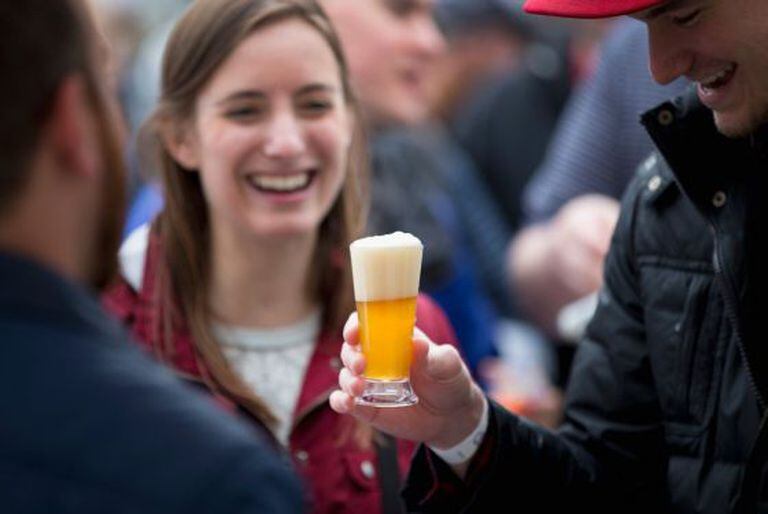 Um grupo de participantes do festival da cerveja em Chicago em 9 de maio.