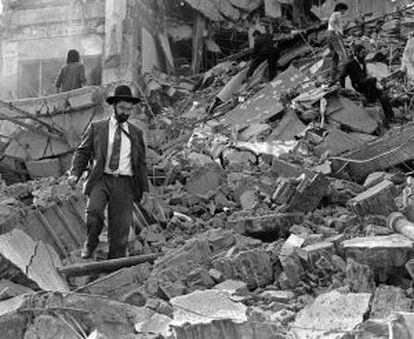 Um homem perambula por entre os escombros da sede da AMIA, após atentado de 18 de julho de 1994.