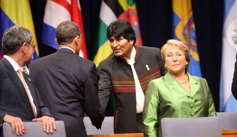 Morales e Obama cumprimentam-se na presença de Bachelet em 2009.