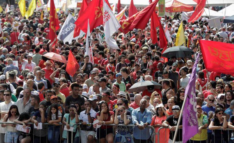 Milhares de pessoas compareceram ao vale do Anhangabaú.