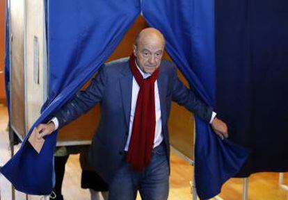 Alain Juppé, neste domingo, em um colégio eleitoral de Burdeos.