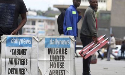 Jornais do Zimbábue informam sobre a prisão de Mugabe.