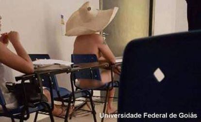 Também voltou a circular imagem de estudante que tirou a roupa por alguns minutos em brincadeira durante aula de arte contemporânea na Universidade Federal de Goiás, em 2017.