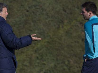 Martino e Messi durante um treino em janeiro.