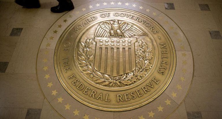 Escudo da Reserva Federal gravado no chão da sede de Washington.