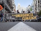 MADRID, 04/06/2021.- Activistas de Extinction Rebellion protestan por la Gran Vía para exigir que el Ecocidio sea reconocido como crimen internacional en Madrid, este viernes. EFE/ Rodrigo Jimenez