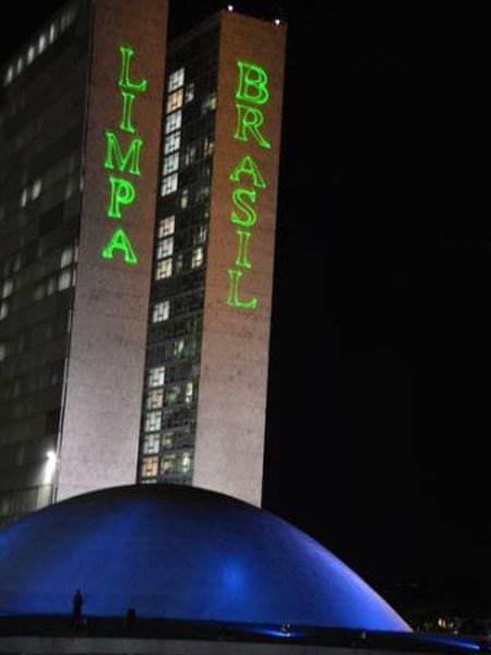 Manifestantes protestam com laser no Congresso Nacional.
