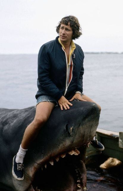 Esta foto de Steven Spielberg em cima de um tubarão não seria do agrado de nenhum defensor dos animais, não fosse por ser um tubarão cênico. 