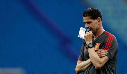Fernando Hierro, treinador da seleção espanhola desde esta quarta-feira, observa treino preparatório para o jogo contra Portugal.
