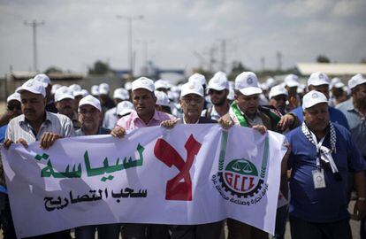Comerciantes palestinos de Gaza protestam.