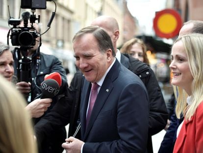 O primeiro-ministro Stefan Löfven falou à imprensa em Estocolmo antes de renunciar, nesta quarta-feira.