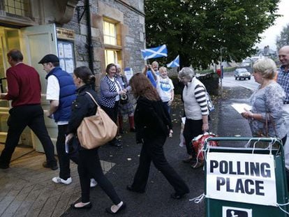 Eleitores em um posto de votação em Pitlochry.. / R. C. (REUTERS) / REUTERS-LIVE