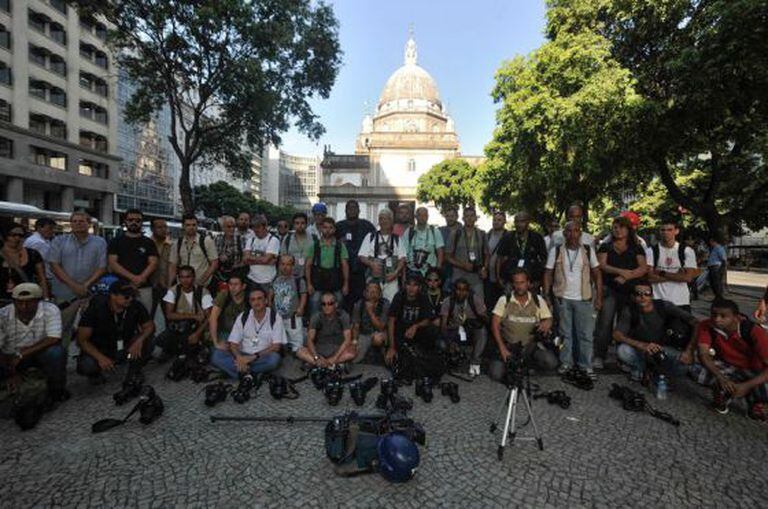 Cinegrafistas e fotógrafos prestam homenagem a Santiago Andrade, no Rio