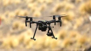 Um drone, em um voo de teste.