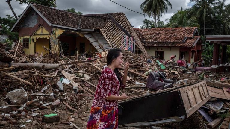 Uma mulher chora em meio à destruição de seus pertences nesta segunda-feira em Carita