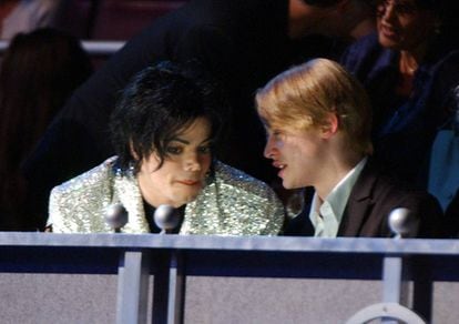 Michael Jackson e Macaulay Culkin no Madison Square Garden, em Nova York, em 2001. O ator teve que testemunhar em um julgamento do cantor por abuso sexual de menores e negou ter sofrido qualquer tipo de toque inadequado de Jackson. 