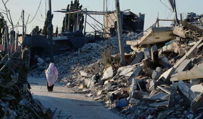 Uma palestina caminha entre os escombros em Beit Hanun, em 12 de agosto.