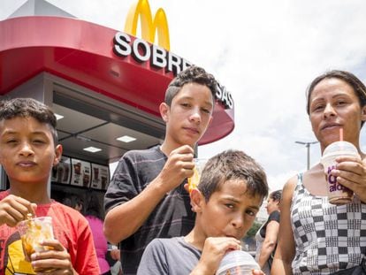Susi, uma cuidadora de 33 anos, leva os filhos, Vitor, de 14, Wesley e Diogo, ambos de 10, a sua primeira visita ao McDonald's de Cidade Tiradentes.