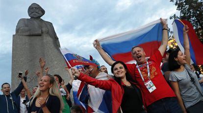 Torcedores comemoram a vitória da seleção russa contra a Espanha, no domingo passado, em Moscou.