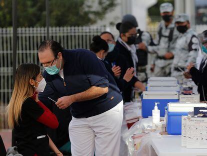 Profissionais sanitários recebem a dose da vacina contra a covid-19 no Hospital Geral na cidade de Guadalajara, no Estado mexicano de Jalisco, em 14 de janeiro.