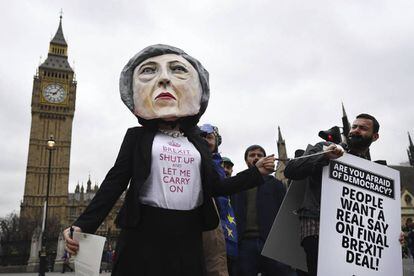 Manifestante fantasiada como Theresa May, em Londres.