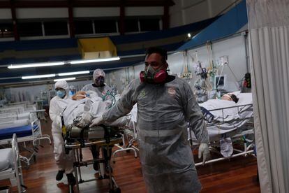 Médicos e enfermeiros atendem pacientes com covid-19 em hospital montado num ginásio em Santo André (SP), no dia 1 de janeiro.