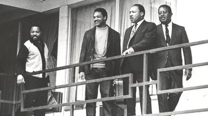 Ralph Abernathy, Martin Luther King, Jesse Jackson e Hosea Williams (da direita para a esquerda) no terraço do hotel Lorraine, em Memphis, na véspera do assassinato