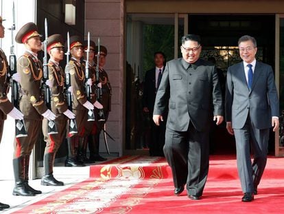 Kim Jong-un e o presidente sul-coreano, Moon Jae-in, ontem.