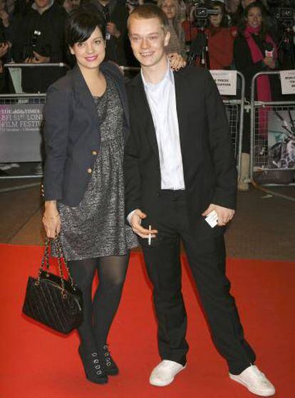 A cantora Lily Allen com seu irmão Alfie, o sofredor Theon Greyvoy de ‘Game of Thrones’.