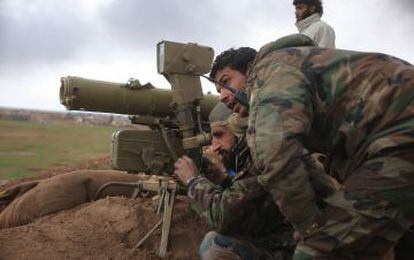 Combatentes pró-regime, nas proximidades de El Bab, na província de Alepo, ao norte do país.