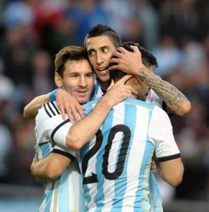 Di María abraça Messi e Agüero.