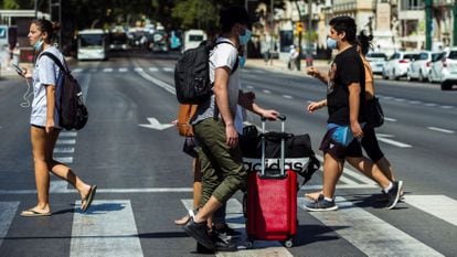 Turistas com malas caminham pelo centro de Málaga nesta segunda-feira.