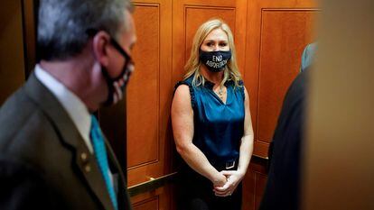 Marjorie Taylor Greene no Congresso, com uma máscara que diz “Trump ganhou”.