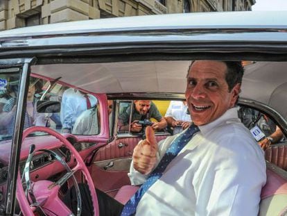 governador de Nova York, Andrew Cuomo, em um carro clássico em Havana.